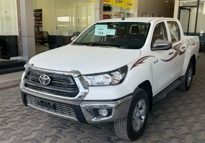 جديدة ⁦Toyota Hilux ثامناً، 2.4 l، 2026⁩ في في المملكة العربية السعودية, الرياض من Bilad Shahran معرض بلاد شهران، اللون أبيض.  | AUTO.AE | إعلان #289350