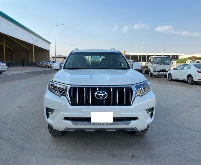 مستعملة Toyota Land Cruiser Prado 150 سلسلة 150 Series Facelift 3, 4.0 l, 2023 في في المملكة العربية السعودية, الرياض من Nasser Bin Ateq Cars معرض ناصر بن عاتق للسيارات، اللون أبيض.  | AUTO.AE | إعلان #252132