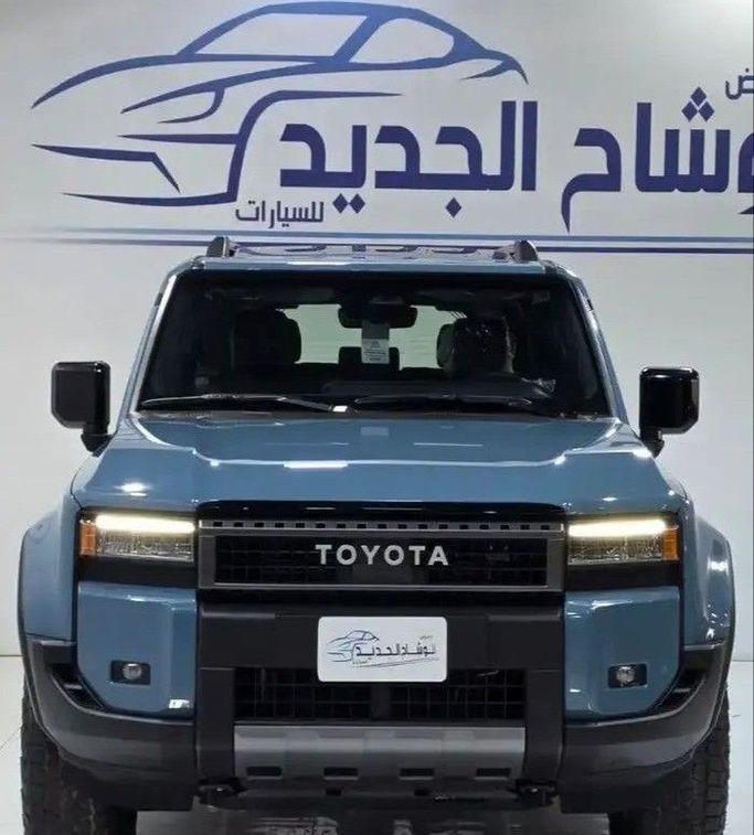 جديدة Toyota Land Cruiser Prado سلسلة 250, 2.4 l, 2024 في في المملكة العربية السعودية, الرياض من Al Wishah Cars معرض الوشاح للسيارات، اللون أزرق فاتح. مواصفات الخليج | AUTO.AE | إعلان #259069