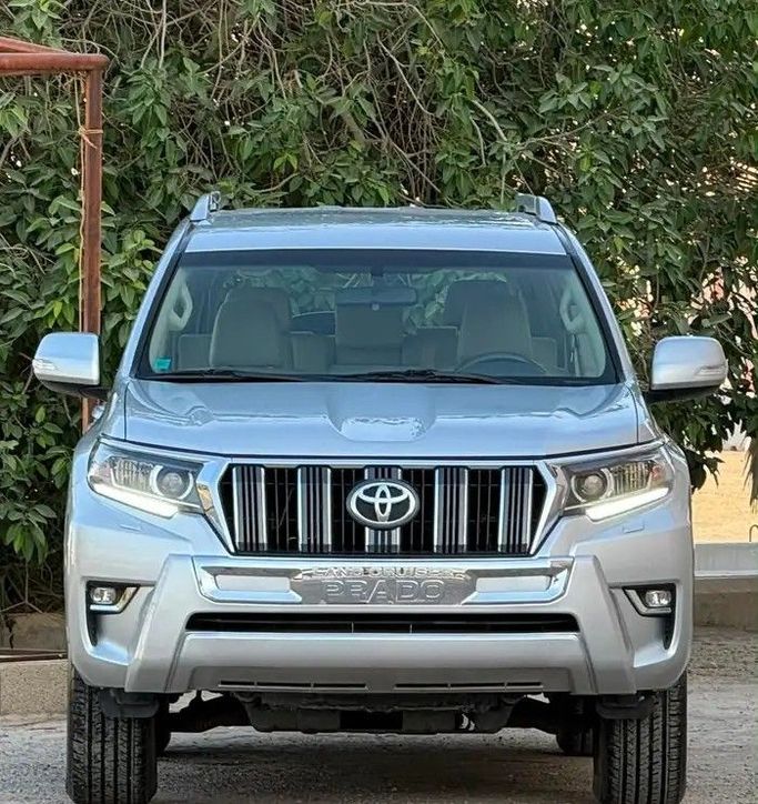 Used Toyota Land Cruiser Prado 150 Series Facelift 3, 4.0 l, 2021 in Saudi Arabia, Riyadh by Sumou Al Markabat معرض سمو المركبات, Silver color.  | AUTO.AE | Listing #259443