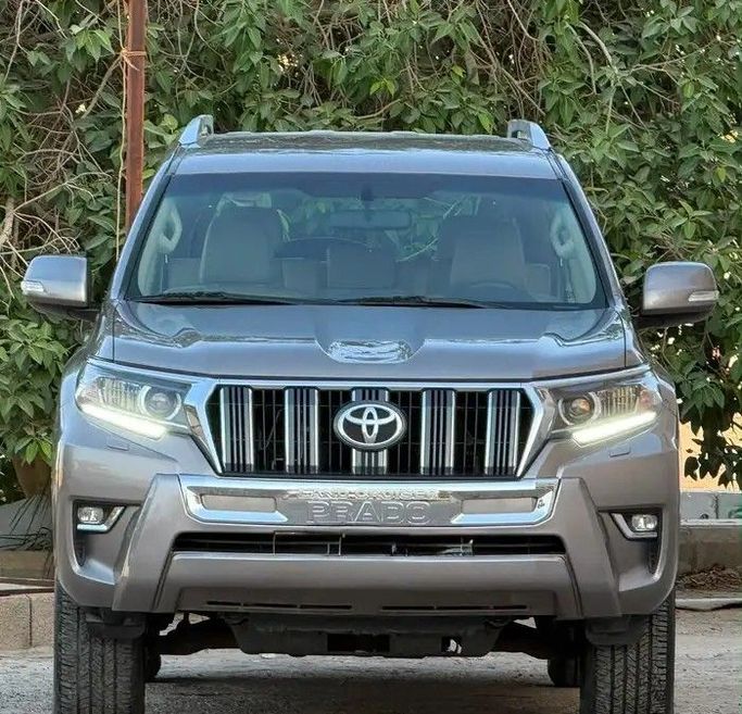 Used Toyota Land Cruiser Prado 150 Series Facelift 3, 4.0 l, 2021 in Saudi Arabia, Riyadh by Sumou Al Markabat معرض سمو المركبات, Grey color.  | AUTO.AE | Listing #259472