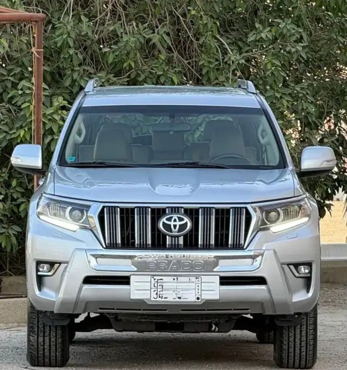 مستعملة Toyota Land Cruiser Prado 150 سلسلة 150 Series Facelift 3, 4.0 l, 2021 في في المملكة العربية السعودية, الرياض من Sumou Al Markabat 2 معرض سمو المركبات، اللون فضي.  | AUTO.AE | إعلان #259703