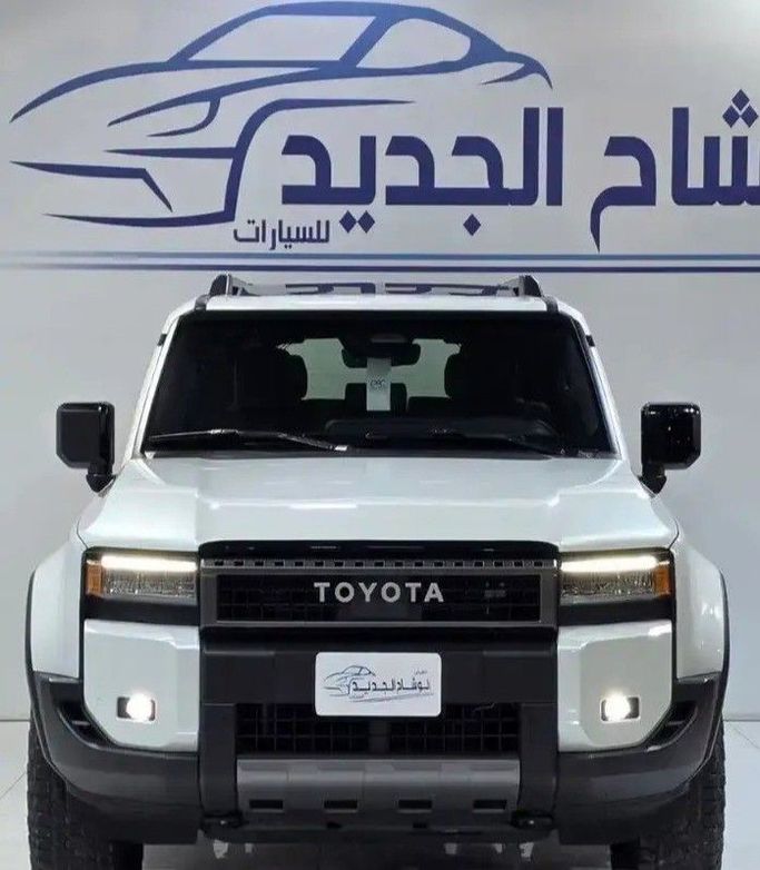 جديدة Toyota Land Cruiser Prado سلسلة 250, 2.4 l, 2024 في في المملكة العربية السعودية, الرياض من Al Wishah Cars معرض الوشاح للسيارات، اللون أبيض. مواصفات الخليج | AUTO.AE | إعلان #259841