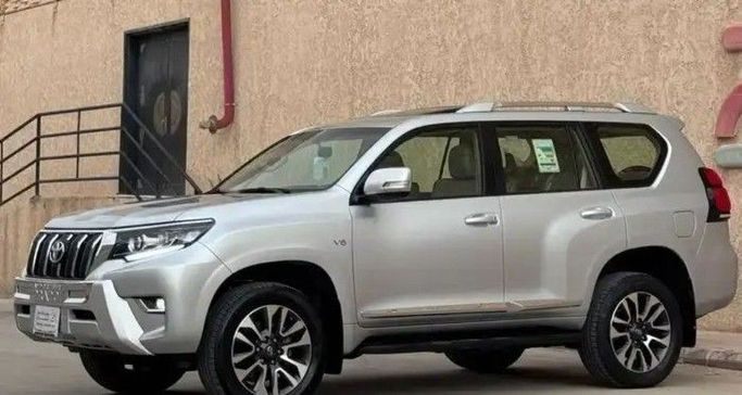 مستعملة Toyota Land Cruiser Prado 150 سلسلة 150 Series Facelift 3, 4.0 l, 2022 في في المملكة العربية السعودية, الرياض من Barakat Al Markabat Cars معرض بركة المركبات للسيارات، اللون فضي. مواصفات الخليج | AUTO.AE | إعلان #260320