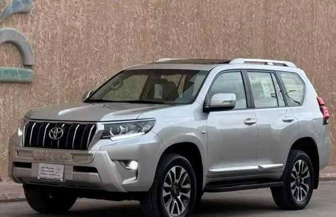 Used Toyota Land Cruiser Prado 150 Series Facelift 2, 4.0 l, 2022 in Saudi Arabia, Riyadh by Barakat Al Markabat Cars معرض بركة المركبات للسيارات, Silver color. GCC Specs | AUTO.AE | Listing #260445