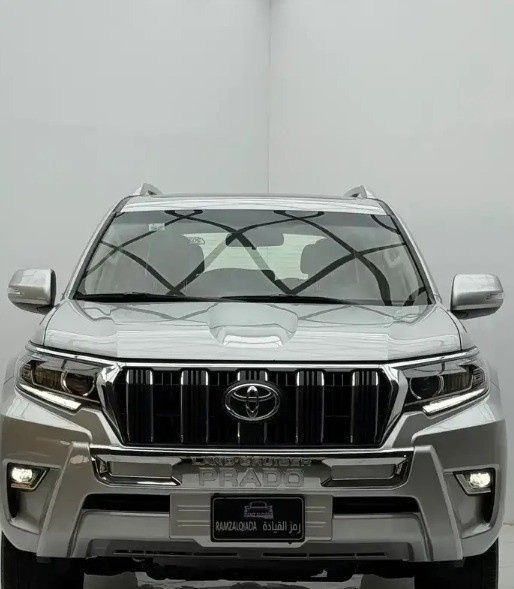 Подержанный Toyota Land Cruiser Prado 150 Series Рестайлинг 3, 4.0 л, 2022 в Саудовская Аравия, Эр-Рияд от Ramz Al Qiyadah معرض رمز القيادة Серебристый цвет. GCC | AUTO.AE | Объявление #267802