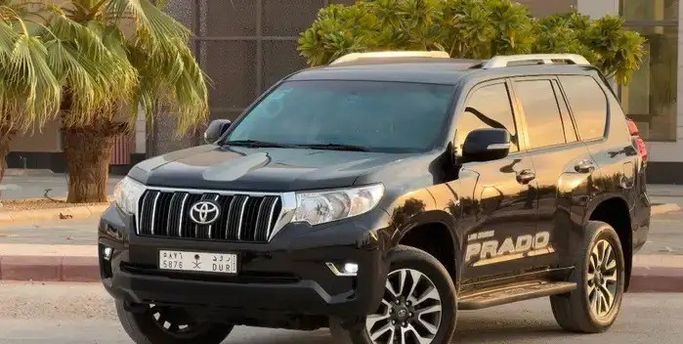 مستعملة ⁦Toyota Land Cruiser Prado 150 Series 150 Series Facelift 2، 4.0 l، 2022⁩ في في المملكة العربية السعودية, الرياض من شركة رمال الأندلس للسيارات، اللون أسود.  | AUTO.AE | إعلان #288991