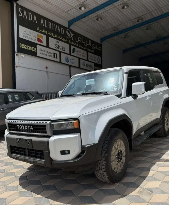 جديدة ⁦Toyota Land Cruiser Prado سلسلة 250، 2.4 l، 2026⁩ في في المملكة العربية السعودية, الرياض من Sada Al Riyadh صدى الرياض، اللون أبيض.  | AUTO.AE | إعلان #289133