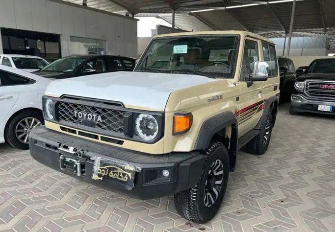 مستعملة Toyota Land Cruiser 70 Series 70 Series Facelift 2, 4.0 l, 2025 في في المملكة العربية السعودية, الرياض من Fakhamat Najd معرض فخامة نجد للسيارات، اللون بيج. أخرى | AUTO.AE