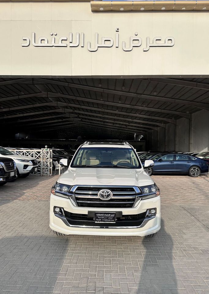 Подержанный Toyota Land Cruiser 200 Series Рестайлинг 2, 4.6 л, 2019 в Саудовская Аравия, Эр-Рияд от Asl Al Etemad معرض اصل الاعتماد للسيارات Белый цвет.  | AUTO.AE | Объявление #247300