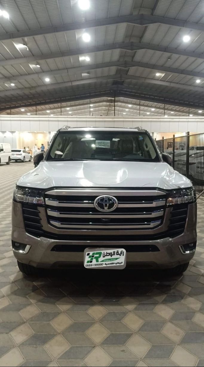 مستعملة Toyota Land Cruiser Twin Turbo السلسلة 300, 3.5 l, 2024 في في المملكة العربية السعودية, الرياض من Rayt Al Watan راية الوطن للسيارات، اللون فضي.  | AUTO.AE | إعلان #247451