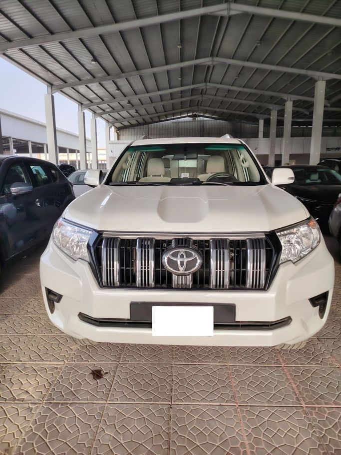 مستعملة Toyota Land Cruiser 200 Series 200 Series Facelift 2, 4.6 l, 2020 في في المملكة العربية السعودية, الرياض من Al Astool Al Khaleeji شركة الأسطول الخليجي للسيارات، اللون أبيض.  | AUTO.AE | إعلان #248850