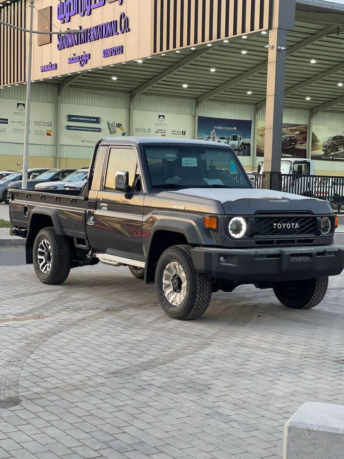 Новый Toyota Land Cruiser 70 Series Рестайлинг 2, 2.8 л, 2024 в Саудовская Аравия, Эр-Рияд от Al Astool Al Khaleeji شركة الأسطول الخليجي للسيارات Серый цвет.  | AUTO.AE | Объявление #248891