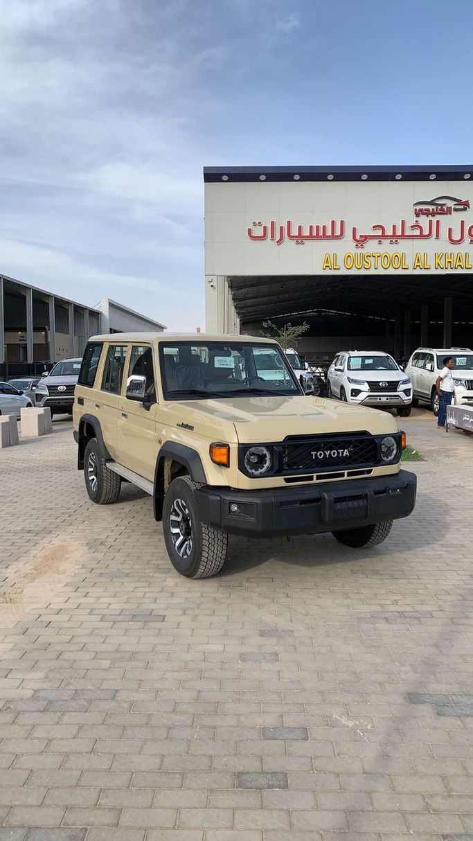 Новый Toyota Land Cruiser 70 Series Рестайлинг 2, 4.0 л, 2024 в Саудовская Аравия, Эр-Рияд от Al Astool Al Khaleeji شركة الأسطول الخليجي للسيارات Бежевый цвет.  | AUTO.AE | Объявление #248899
