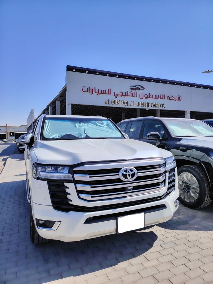 Подержанный Toyota Land Cruiser Twin Turbo 300 Series, 3.5 л, 2024 в Саудовская Аравия, Эр-Рияд от Al Astool Al Khaleeji شركة الأسطول الخليجي للسيارات Белый цвет.  | AUTO.AE | Объявление #248903