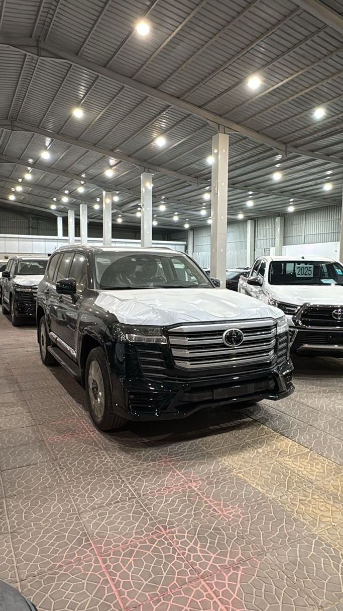 Новый Toyota Land Cruiser 300 Series, 4.0 л, 2025 в Саудовская Аравия, Эр-Рияд от Al Astool Al Khaleeji شركة الأسطول الخليجي للسيارات Черный цвет.  | AUTO.AE | Объявление #248910