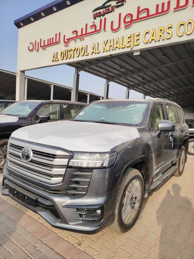 Новый Toyota Land Cruiser Twin Turbo 300 Series, 3.5 л, 2025 в Саудовская Аравия, Эр-Рияд от Al Astool Al Khaleeji شركة الأسطول الخليجي للسيارات Серый цвет.  | AUTO.AE | Объявление #248915