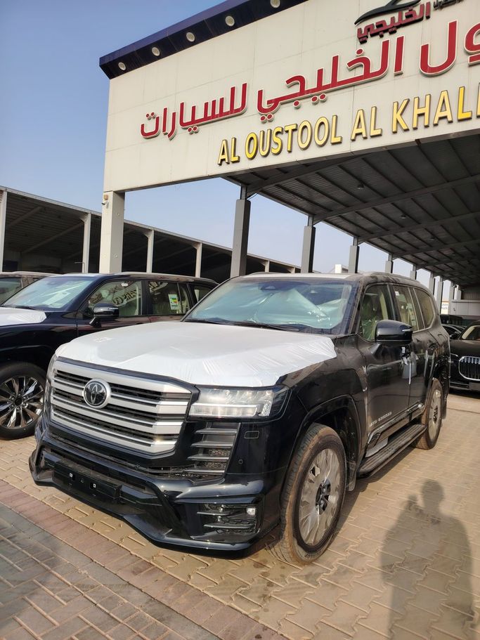 Новый Toyota Land Cruiser Twin Turbo 300 Series, 3.5 л, 2025 в Саудовская Аравия, Эр-Рияд от Al Astool Al Khaleeji شركة الأسطول الخليجي للسيارات Черный цвет.  | AUTO.AE | Объявление #248917