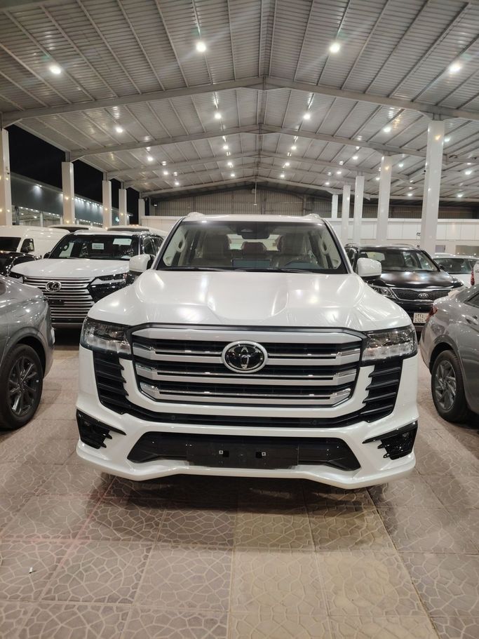 Новый Toyota Land Cruiser Twin Turbo 300 Series, 3.5 л, 2025 в Саудовская Аравия, Эр-Рияд от Al Astool Al Khaleeji شركة الأسطول الخليجي للسيارات Белый цвет.  | AUTO.AE | Объявление #248942