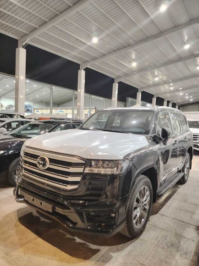 Новый Toyota Land Cruiser 300 Series, 4.0 л, 2025 в Саудовская Аравия, Эр-Рияд от Al Astool Al Khaleeji شركة الأسطول الخليجي للسيارات Черный цвет.  | AUTO.AE | Объявление #248943