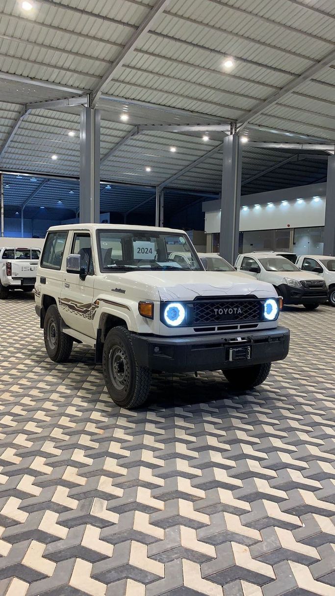 مستعملة Toyota Land Cruiser 70 Series 70 Series Facelift 2, 4.0 l, 2024 في في المملكة العربية السعودية, الرياض من Al Astool Al Khaleeji شركة الأسطول الخليجي للسيارات، اللون أبيض.  | AUTO.AE | إعلان #248944