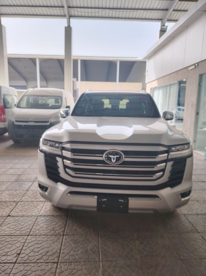 Новый Toyota Land Cruiser Twin Turbo 300 Series, 3.5 л, 2025 в Саудовская Аравия, Эр-Рияд от Al Astool Al Khaleeji شركة الأسطول الخليجي للسيارات Белый цвет.  | AUTO.AE | Объявление #248980