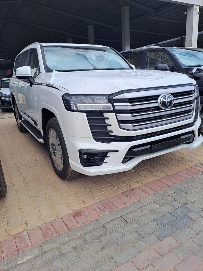Новый Toyota Land Cruiser 300 Series, 4.0 л, 2026 в Саудовская Аравия, Эр-Рияд от Al Astool Al Khaleeji شركة الأسطول الخليجي للسيارات Белый цвет.  | AUTO.AE | Объявление #249056