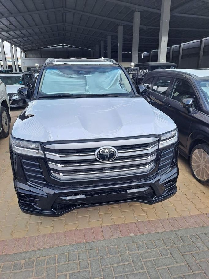 Новый Toyota Land Cruiser 300 Series, 4.0 л, 2026 в Саудовская Аравия, Эр-Рияд от Al Astool Al Khaleeji شركة الأسطول الخليجي للسيارات Черный цвет.  | AUTO.AE | Объявление #249058