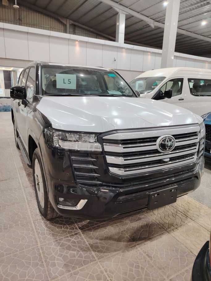 جديدة Toyota Land Cruiser Twin Turbo السلسلة 300, 3.5 l, 2024 في في المملكة العربية السعودية, الرياض من Al Astool Al Khaleeji شركة الأسطول الخليجي للسيارات، اللون أسود.  | AUTO.AE | إعلان #249118