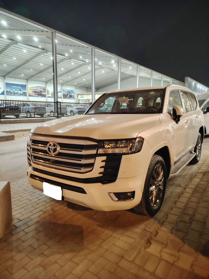 مستعملة Toyota Land Cruiser Twin Turbo السلسلة 300, 3.5 l, 2024 في في المملكة العربية السعودية, الرياض من Al Astool Al Khaleeji شركة الأسطول الخليجي للسيارات، اللون أبيض.  | AUTO.AE | إعلان #249128