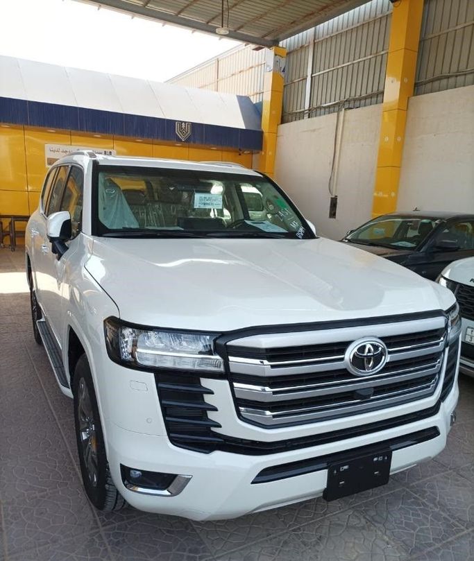 New Toyota Land Cruiser Twin Turbo 300 Series, 3.5 l, 2023 in Saudi Arabia, Riyadh by Al Astool Al Khaleeji شركة الأسطول الخليجي للسيارات, White color.  | AUTO.AE | Listing #249132