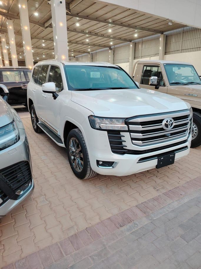 Новый Toyota Land Cruiser Twin Turbo 300 Series, 3.5 л, 2024 в Саудовская Аравия, Эр-Рияд от Al Astool Al Khaleeji شركة الأسطول الخليجي للسيارات Белый цвет.  | AUTO.AE | Объявление #249133