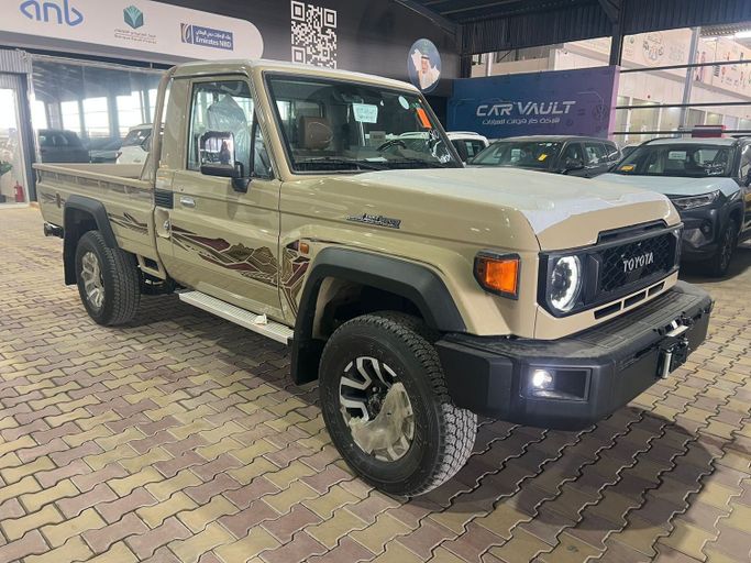جديدة Toyota Land Cruiser 70 Series 70 Series Facelift 2, 4.0 l, 2025 في في المملكة العربية السعودية, الرياض من Car Vault شركة كار فولت للسيارات، اللون بيج.  | AUTO.AE | إعلان #249439