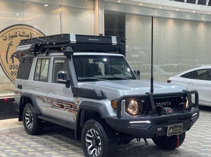 مستعملة Toyota Land Cruiser 70 Series 70 Series Facelift 2, 4.0 l, 2024 في في المملكة العربية السعودية, الرياض من Ramz Al Asalah رمز الاصالة، اللون فضي.  | AUTO.AE | إعلان #249500
