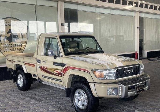 Подержанный Toyota Land Cruiser 70 Series Рестайлинг 1, 4.0 л, 2018 в Саудовская Аравия, Эр-Рияд от Ramz Al Asalah رمز الاصالة Бежевый цвет.  | AUTO.AE | Объявление #249532