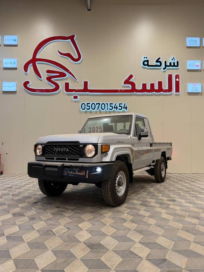 جديدة Toyota Land Cruiser 70 Series 70 Series Facelift 2, 4.0 l, 2025 في في المملكة العربية السعودية, الرياض من Al Sakab Cars شركة السكب الراقي للسيارات، اللون رمادي. مواصفات الخليج | AUTO.AE | إعلان #251979