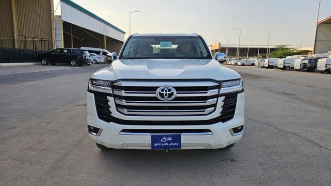 مستعملة Toyota Land Cruiser Twin Turbo السلسلة 300, 3.5 l, 2023 في في المملكة العربية السعودية, الرياض من Nasser Bin Ateq Cars معرض ناصر بن عاتق للسيارات، اللون أبيض. مواصفات الخليج | AUTO.AE | إعلان #252315