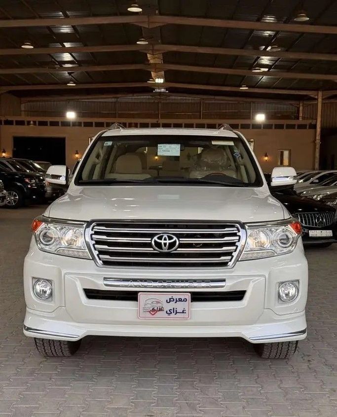 مستعملة Toyota Land Cruiser 200 Series 200 Series Facelift 1, 5.7 l, 2015 في في المملكة العربية السعودية, الرياض من Ghazai Al Mutairi معرض غزاي المطيري للسيارات، اللون أبيض. مواصفات الخليج | AUTO.AE | إعلان #254144