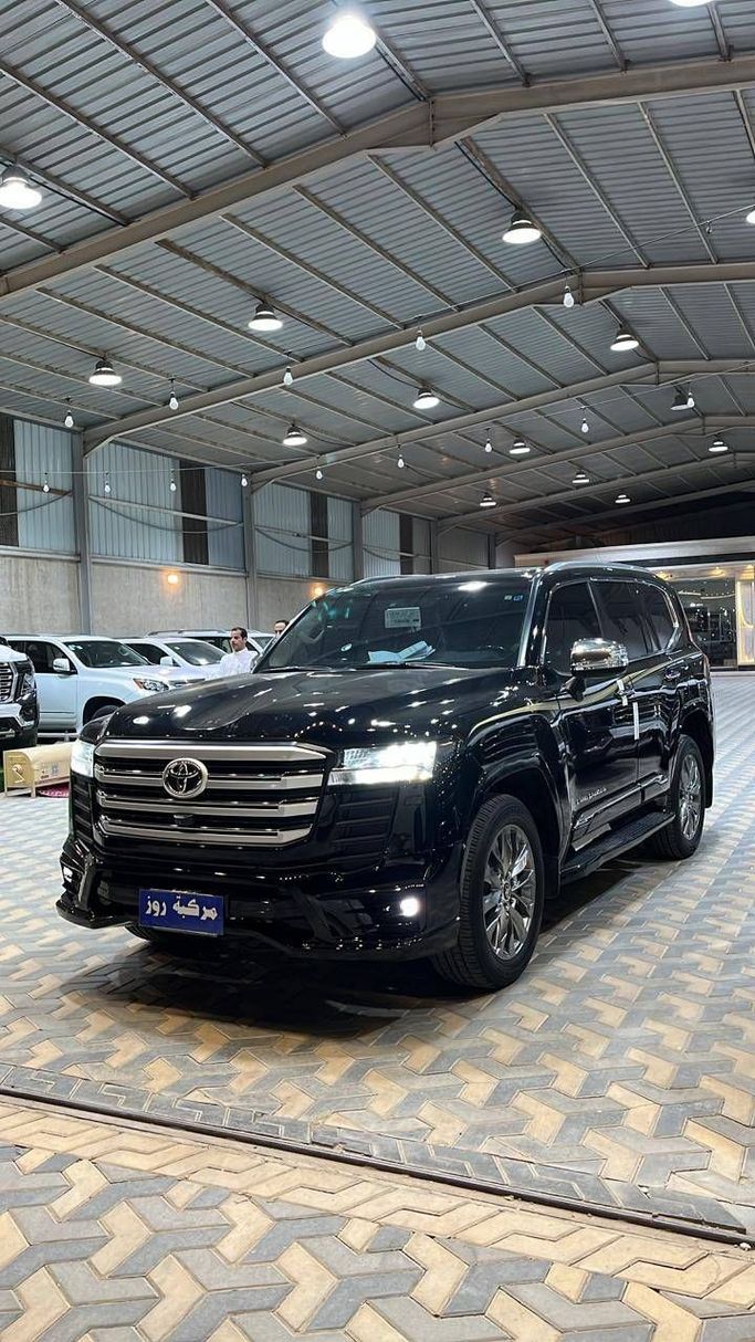 Подержанный Toyota Land Cruiser Twin Turbo 300 Series, 3.5 л, 2024 в Саудовская Аравия, Эр-Рияд от Rose Cars معرض مركبة روز للسيارات Черный цвет.  | AUTO.AE | Объявление #254147