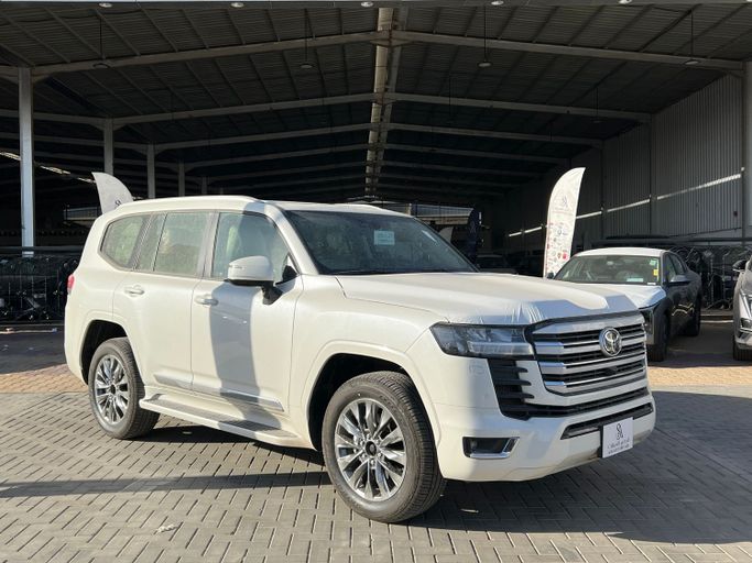 Подержанный Toyota Land Cruiser Twin Turbo 300 Series, 3.5 л, 2025 в Саудовская Аравия, Эр-Рияд от Al Sughayyir Cars الصغير للسيارات Белый цвет.  | AUTO.AE | Объявление #254222
