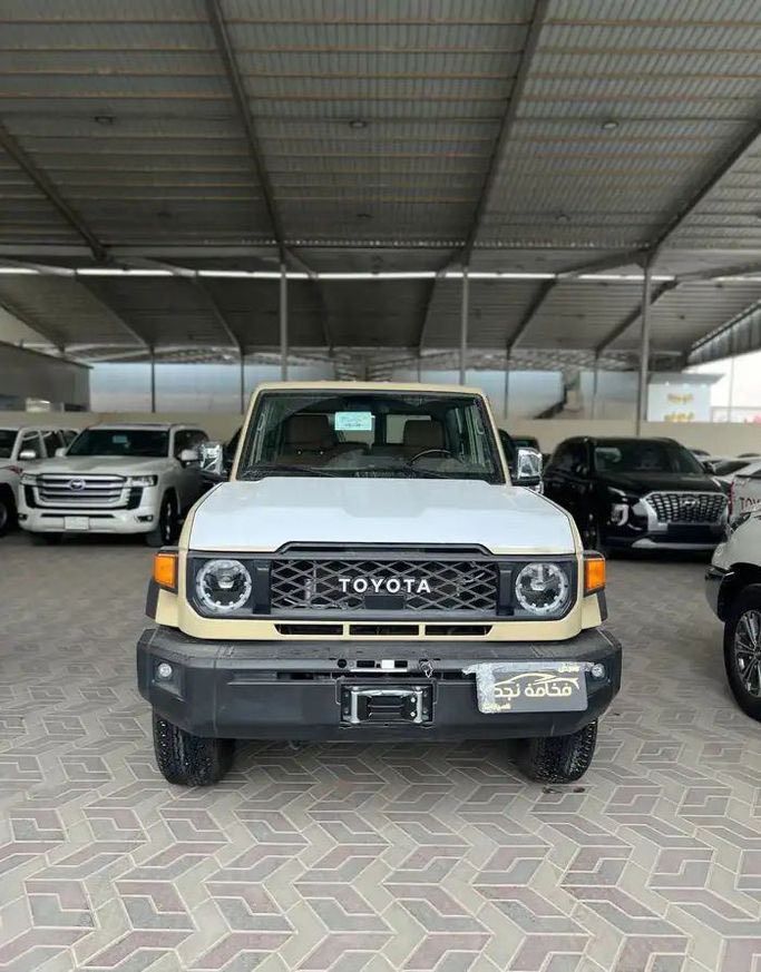 مستعملة Toyota Land Cruiser 70 Series 70 Series Facelift 2, 4.0 l, 2025 في في المملكة العربية السعودية, الرياض من Fakhamat Najd معرض فخامة نجد للسيارات، اللون بيج. أخرى | AUTO.AE | إعلان #257150