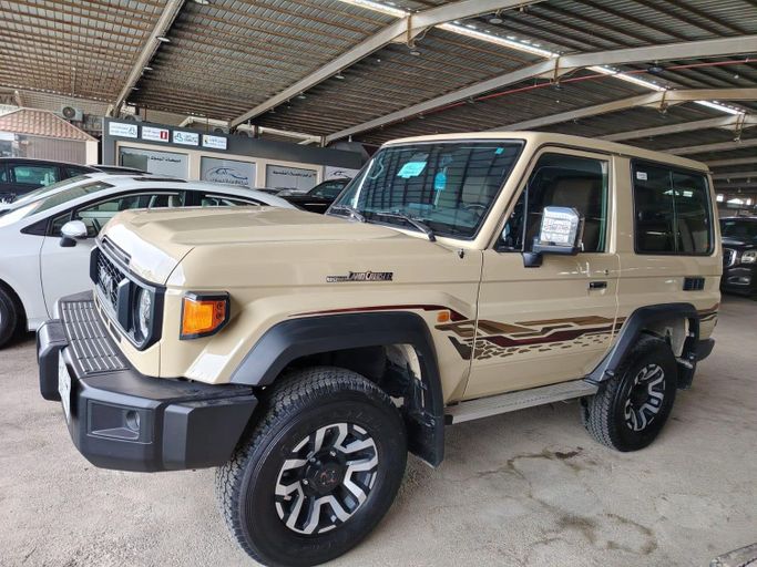 Подержанный Toyota Land Cruiser 70 Series Рестайлинг 2, 4.0 л, 2025 в Саудовская Аравия, Эр-Рияд от Al Imtiaz Cars شركة الامتياز للسيارات Бежевый цвет. GCC | AUTO.AE | Объявление #257961
