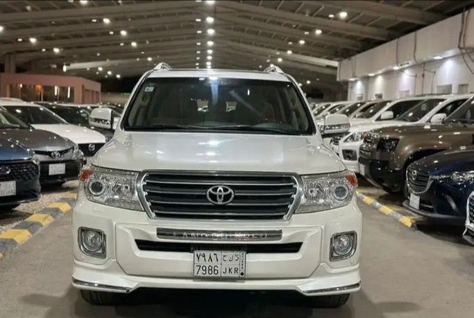 مستعملة Toyota Land Cruiser 200 Series 200 Series Facelift 1, 4.6 l, 2013 في في المملكة العربية السعودية, الرياض من Fal Al Khair فال الخير، اللون أبيض. أخرى | AUTO.AE | إعلان #260039