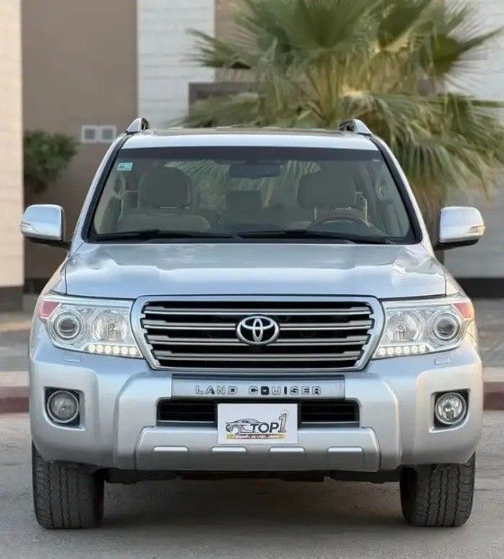 Подержанный Toyota Land Cruiser 200 Series Рестайлинг 1, 4.6 л, 2015 в Саудовская Аравия, Эр-Рияд от First Top One Cars معرض فيرست توب ون للسيارات Серебристый цвет.  | AUTO.AE | Объявление #260506