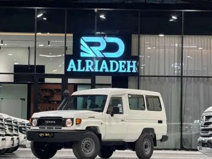 جديدة Toyota Land Cruiser 70 Series 70 Series Facelift 2, 4.2 l, 2026 في في المملكة العربية السعودية, الرياض من Al Riyada Al Duwalya شركة الريادة الدولي للسيارات، اللون أبيض.  | AUTO.AE | إعلان #262000