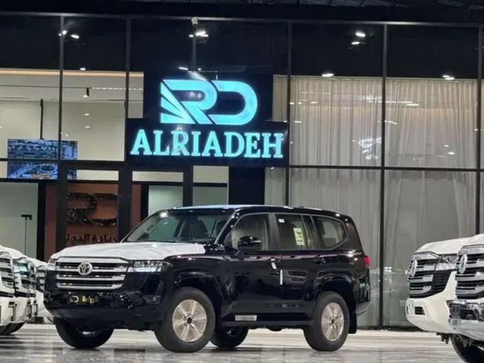 جديدة Toyota Land Cruiser السلسلة 300, 4.0 l, 2026 في في المملكة العربية السعودية, الرياض من Al Riyada Al Duwalya شركة الريادة الدولي للسيارات، اللون أسود. مواصفات الخليج | AUTO.AE | إعلان #262121