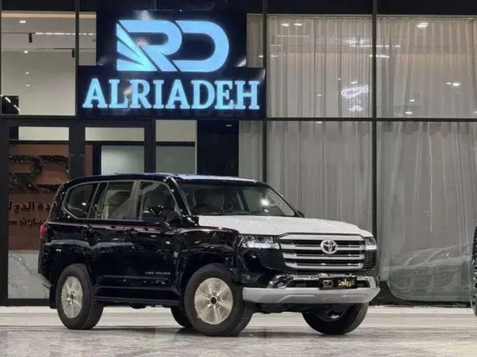 جديدة Toyota Land Cruiser السلسلة 300, 4.0 l, 2026 في في المملكة العربية السعودية, الرياض من Al Riyada Al Duwalya شركة الريادة الدولي للسيارات، اللون أسود. مواصفات الخليج | AUTO.AE | إعلان #262425