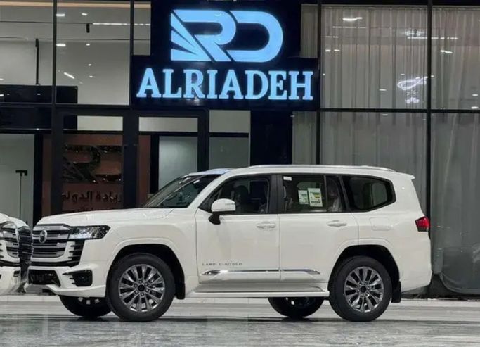 Новый Toyota Land Cruiser Twin Turbo 300 Series, 3.5 л, 2026 в Саудовская Аравия, Эр-Рияд от Al Riyada Al Duwalya شركة الريادة الدولي للسيارات Белый цвет.  | AUTO.AE | Объявление #262427