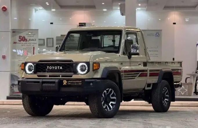 Новый Toyota Land Cruiser 70 Series Рестайлинг 2, 4.0 л, 2025 в Саудовская Аравия, Эр-Рияд от Al Riyada Al Duwalya شركة الريادة الدولي للسيارات Бежевый цвет.  | AUTO.AE | Объявление #262433