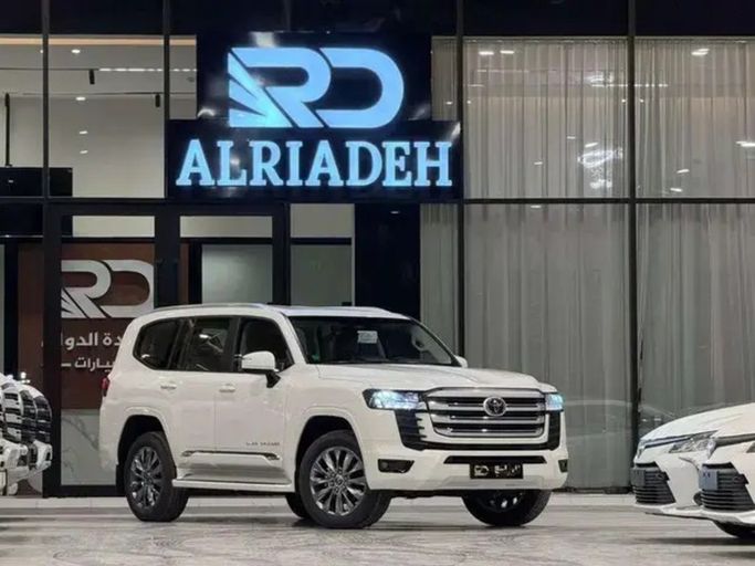 جديدة Toyota Land Cruiser السلسلة 300, 4.0 l, 2026 في في المملكة العربية السعودية, الرياض من Al Riyada Al Duwalya شركة الريادة الدولي للسيارات، اللون أبيض. مواصفات الخليج | AUTO.AE | إعلان #262443